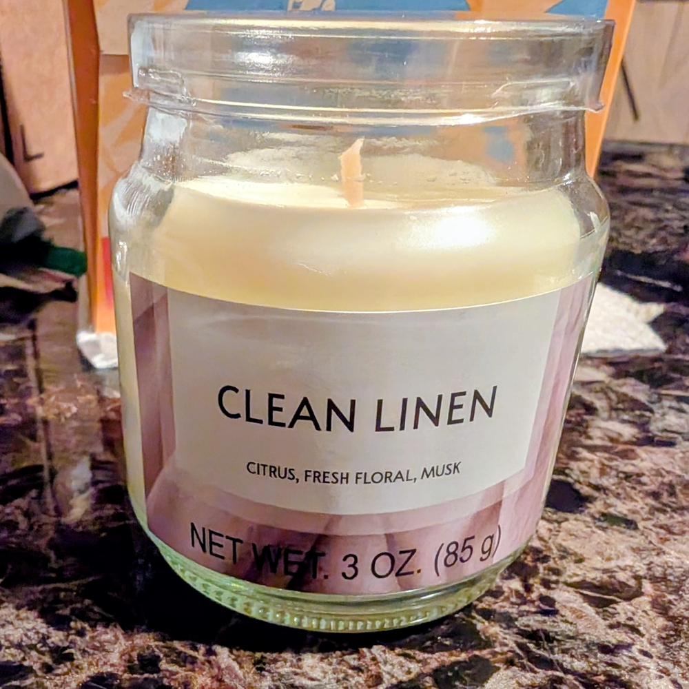 Clean Linen Scented Candle NEW